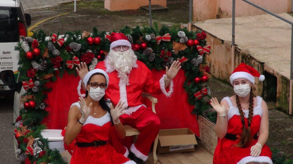 Caravana do Natal levou o Papai Noel pelas ruas de Camboriú neste domingo