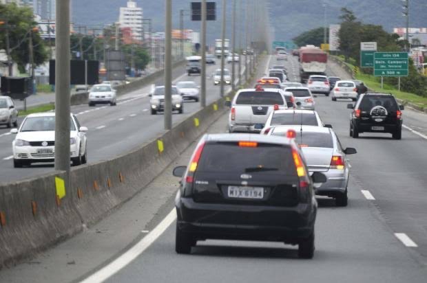 Óleo na pista na BR101 causa congestionamento no elevado da 4 avenida