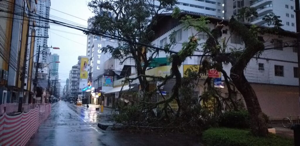 Chuva intensa com ventos fortes e granizo causa estragos em Balneário Camboriú