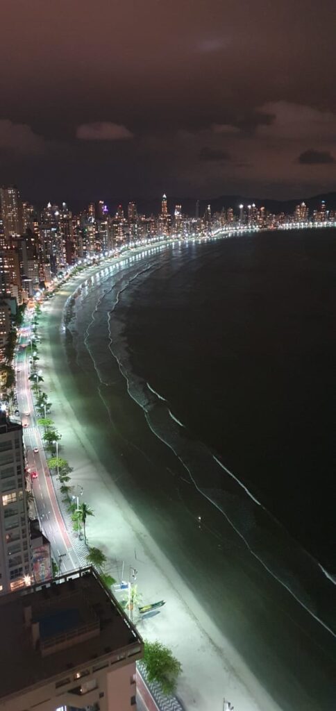 Apesar do número alto de turistas Praia Central em Balneário Camboriú ficou vazia na virada do ano