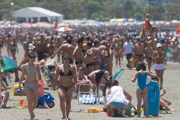 Decreto municipal em Balneário Camboriú proíbe tendas e barracas  na praia e molhes estarão fechados