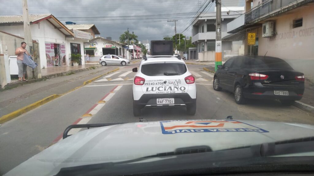 Carro de som em Camboriú alerta para o aumento de casos de COVID na cidade