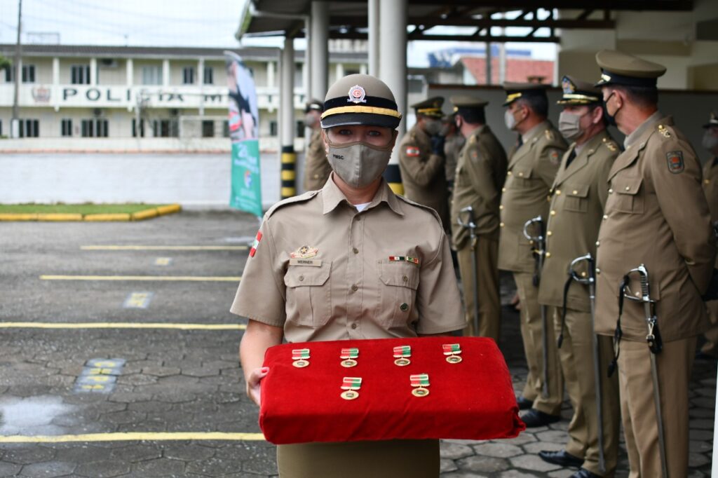 Tenente-coronel Daniel Nunes do 12BPM é condecorado