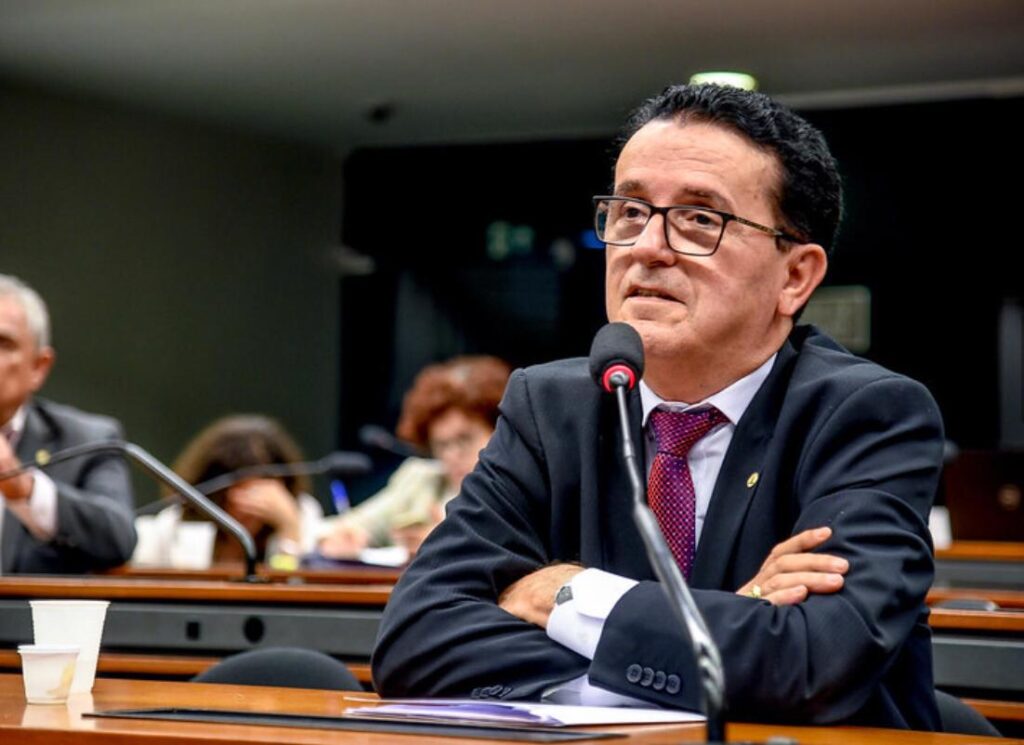 Deputado federal Hélio Costa apresenta projeto para que sessões da Câmara sejam de segunda a sexta-feira