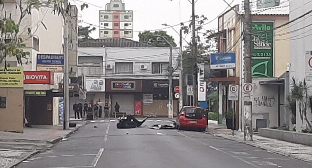 Esquadrão antibombas inicia o diagnóstico para verificar as suspeitas de artefatos  explosivos no Centro de Criciúma.