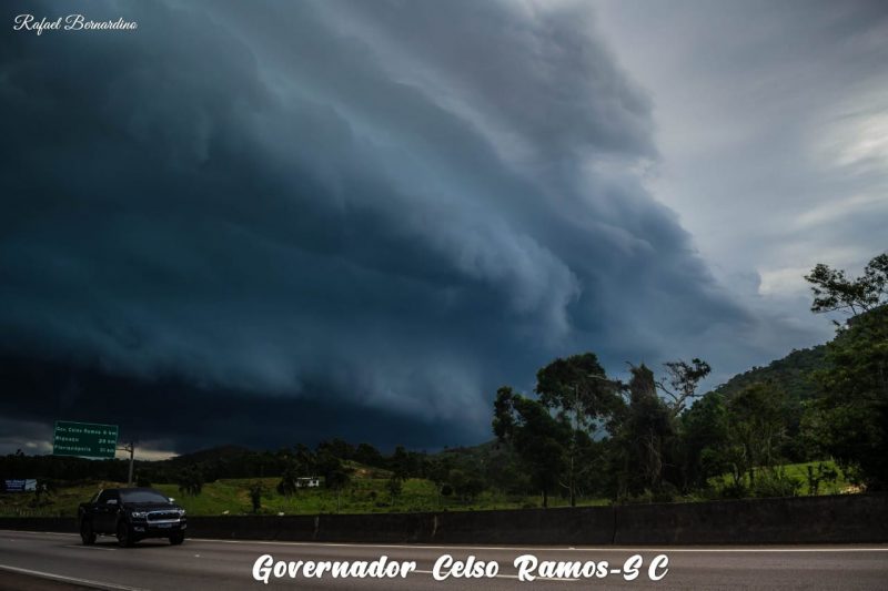 Fotos da perigosa nuvem shelf cloud registradas no estado