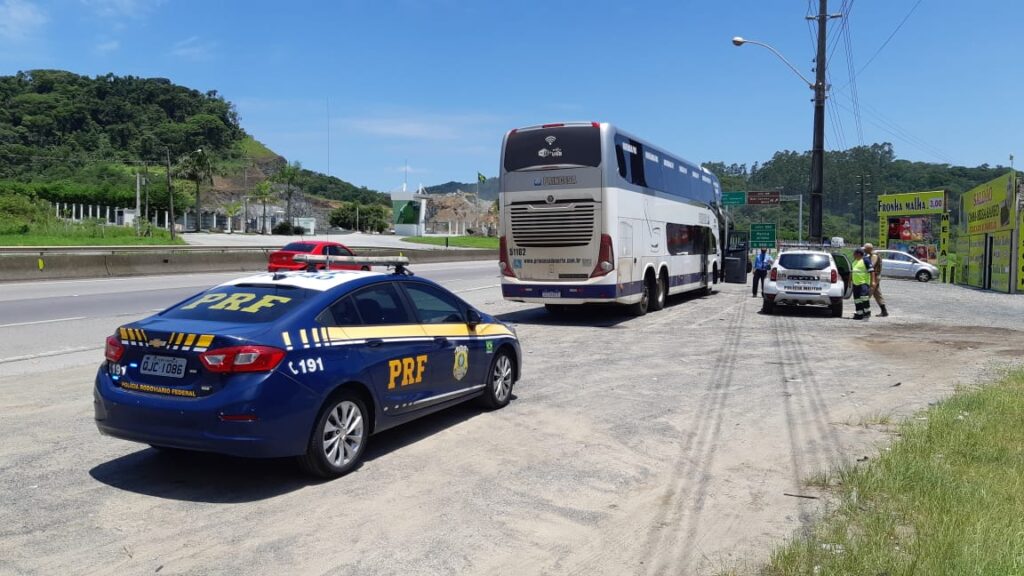 Homem é preso pela PRF por importunação sexual dentro de ônibus na BR 101 em Penha