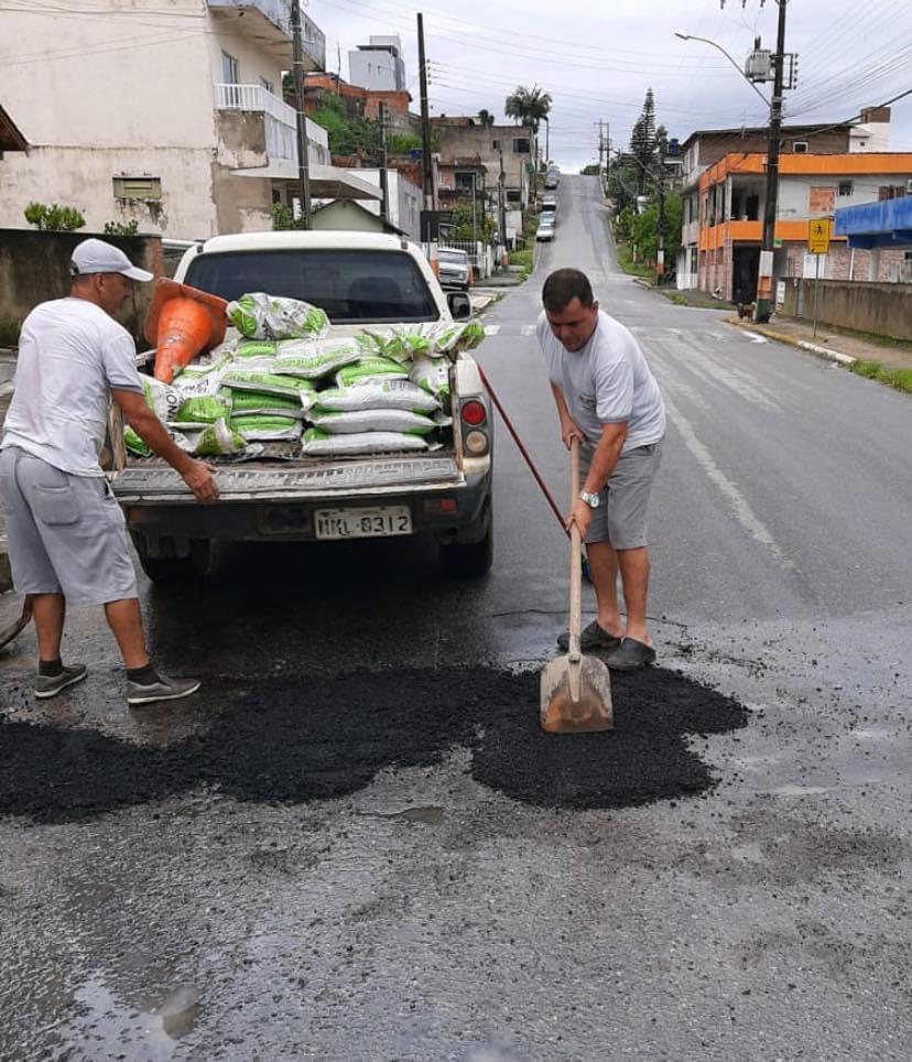 Camboriú recebe mil sacos de asfalto para a operação Tapa Buraco