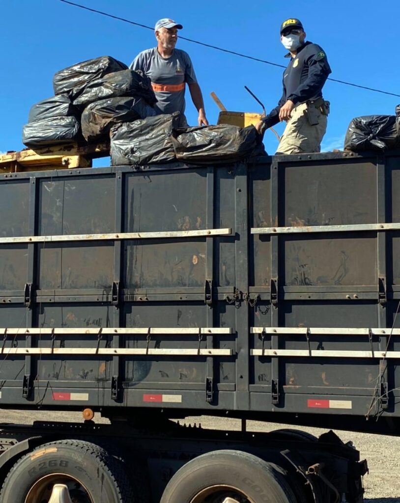 PRF apreende cerca de 2,3 toneladas de maconha escondida em carga de sucata na BR 158 em Cunha Porã