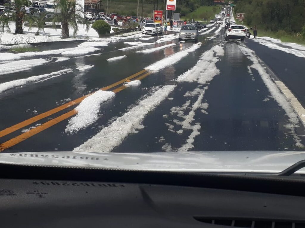 Chuva forte de granizo muda paisagem em SC