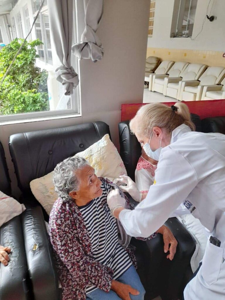 Idosos em Itajaí recebem primeira dose da Coronavac