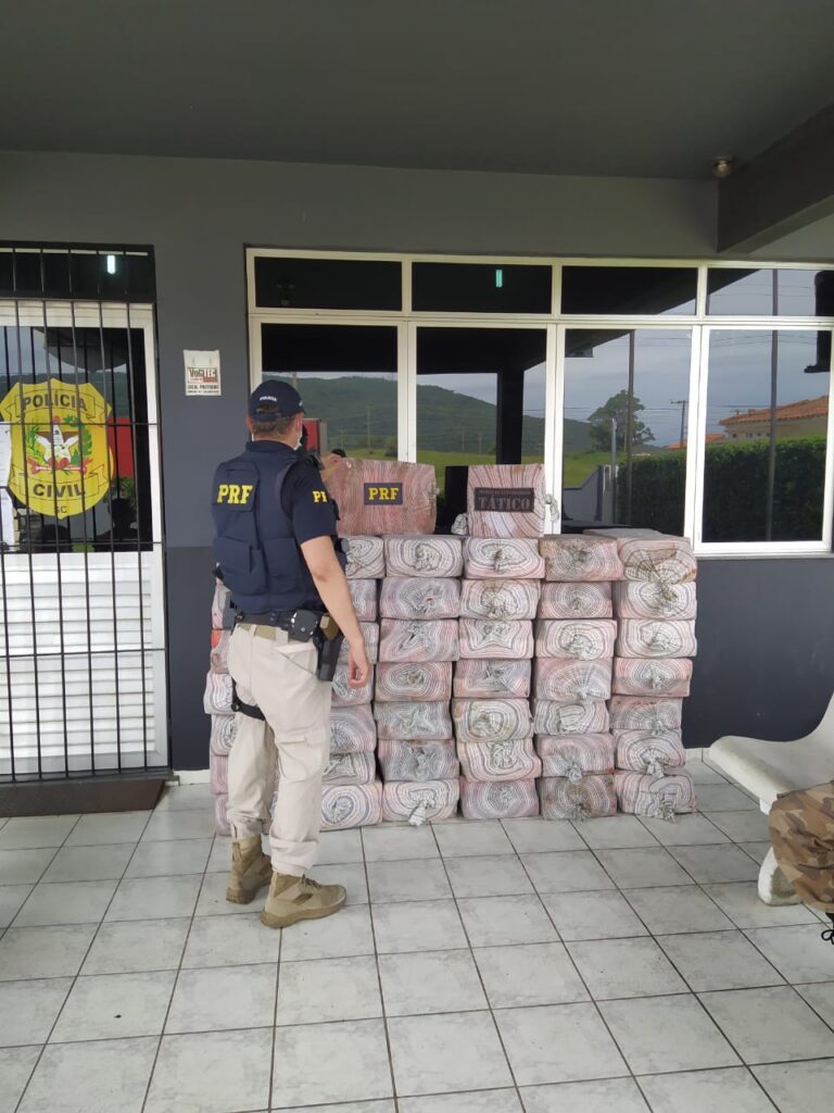 PRF apreende uma tonelada de maconha na BR 101 em Imbituba avaliada em R$1 milhão