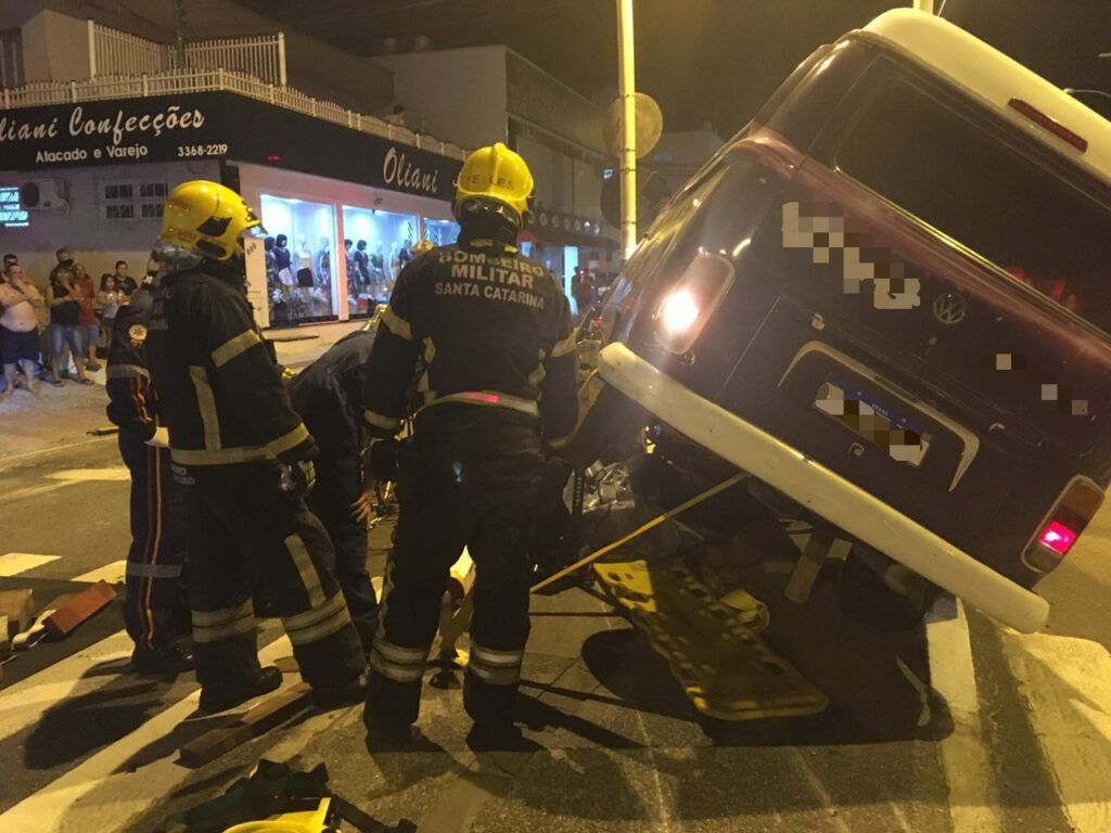 VÍDEO:Acidente envolvendo motoboy e Kombi na Quinta Avenida acaba em óbito