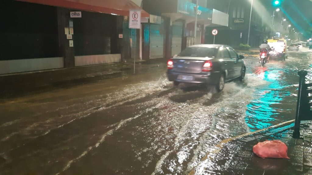 SC tem alerta para risco alto de alagamentos e deslizamentos até quinta-feira