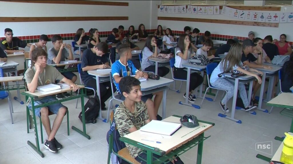 Deputados querem vacinação de trabalhadores da educação para volta às aulas em SC