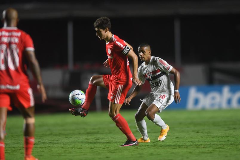 Inter ganha do São Paulo com futebol de campeão e vira líder do Brasileirão