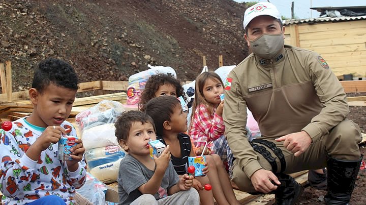 Família flagrada transportando oito crianças mais a mudança, na SC-283, recebe visita da PMRv