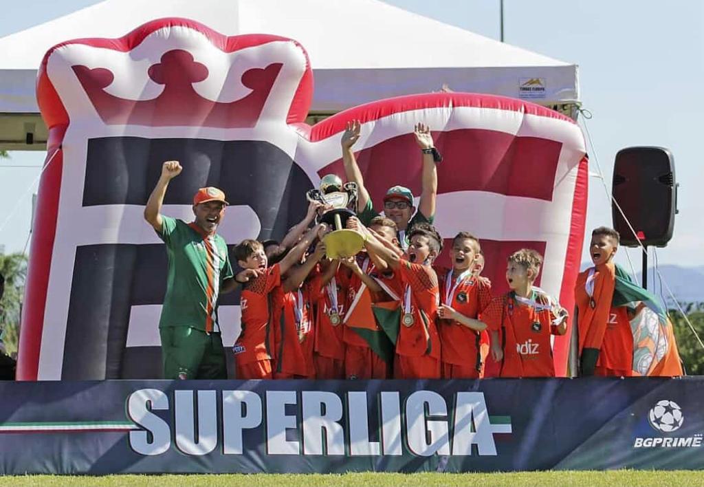 Equipe sub-10 de Camboriú vence competição nacional