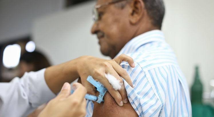 Devido a dados divergentes do número de idosos no Estado vacinas contra COVID serão redirecionadas as regionais de saúde