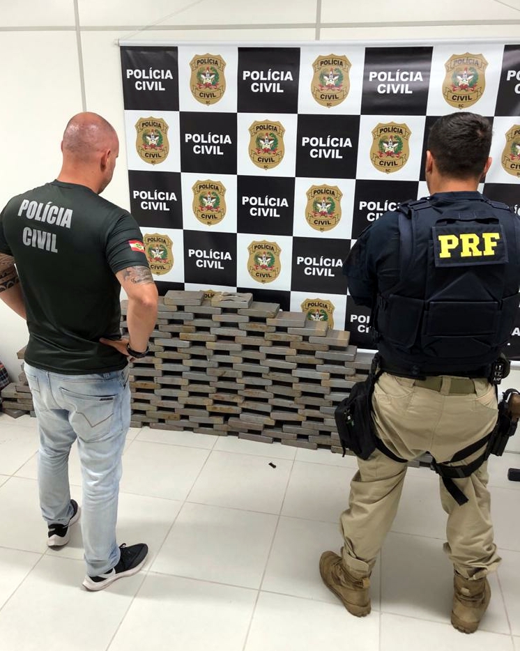 Ação conjunta entre PRF e Polícia Civil apreende 160 quilos de cocaína na BR 101 em Biguaçu