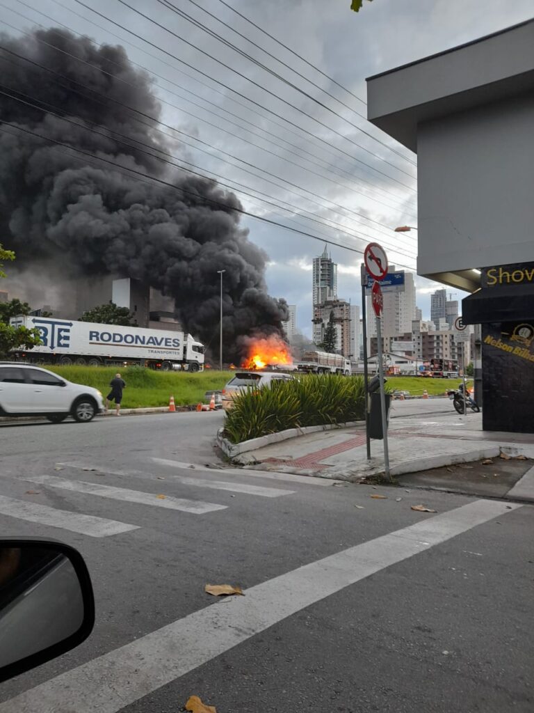 Vídeo: Veículo incendeia na BR 101 em Balneário Camboriú na manhã desta sexta-feira