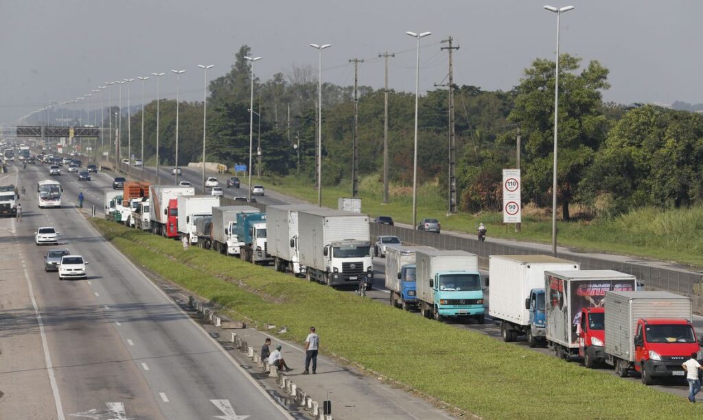 Justiça proíbe bloqueio de caminhoneiros entre Curitiba e Palhoça