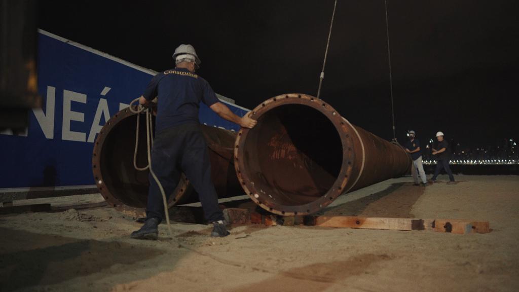 Primeiras carretas com tubos que serão usados na obra de recuperação da faixa de areia chegaram neste domingo à noite na cidade