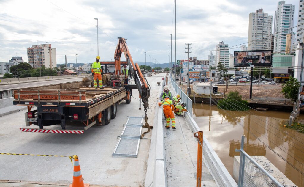 Autopista vai fechar acesso da BR-101 pela Rua 3300 para concluir obra da ponte