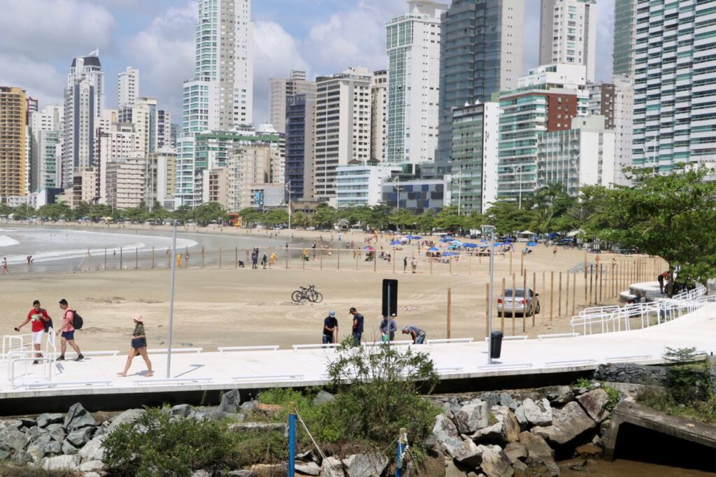 Pontal norte servirá como canteiro de obras pars o alargamento da faixa de areia