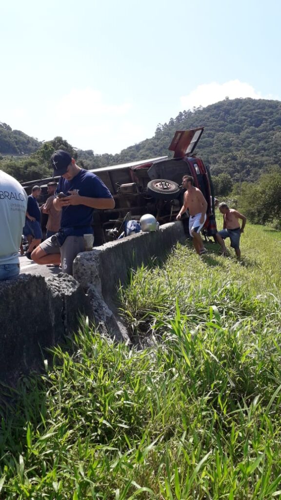 Acidente forma congestionamento de quatro quilômetros e deixa duas pessoas feridas na BR 101 em Itapema