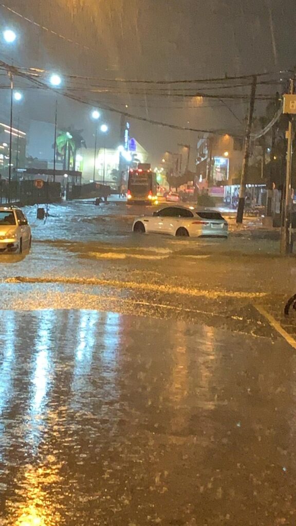 Ruas alagadas e uma família ilhada em Balneário Camboriú por causa das chuvas desta segunda-feira