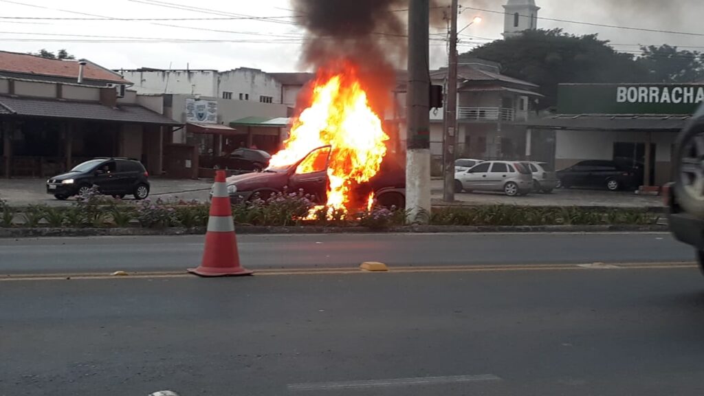 No sul do estado,  condutor ateia fogo no próprio carro após saber que veículo seria removido pela PM