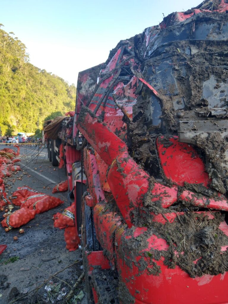 Caminhão carregado de cebola tomba na SC 350