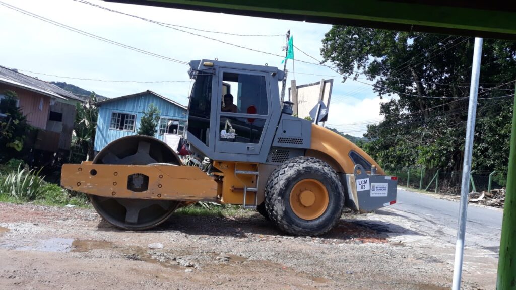 Depois da matéria no Jornal da Manhã prefeitura envia máquinas para Vila Fortaleza