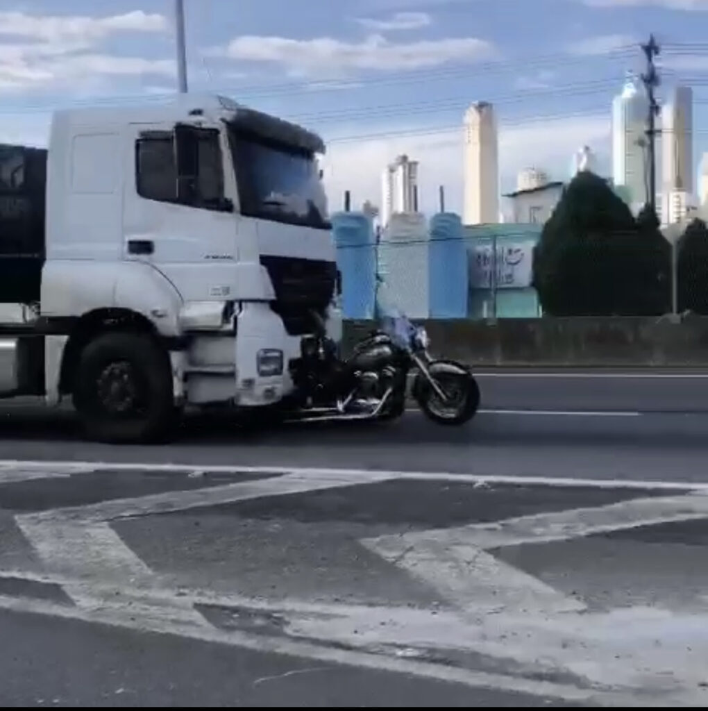 Carreta na BR 101 bate em moto e a empurra por 32 quilômetros