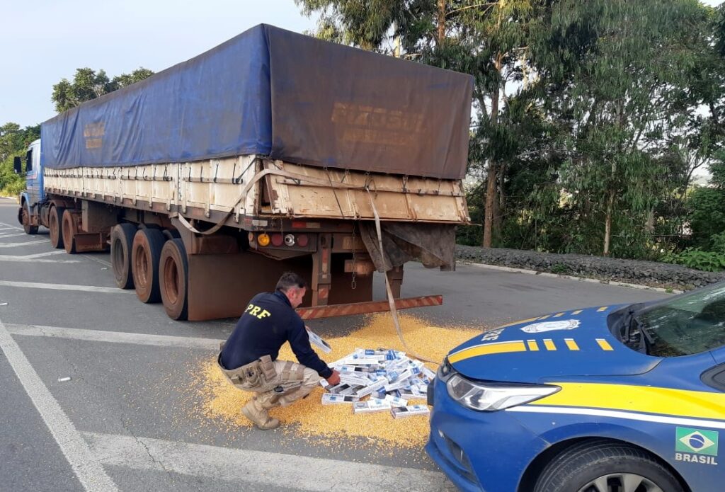 PRF apreende 400 mil maços de cigarros escondidos em carga de milho na BR 280 em Rio Negrinho