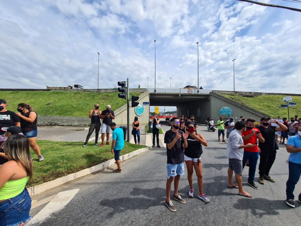 Donos de bares e restaurantes protestam em  Balneário Camboriú