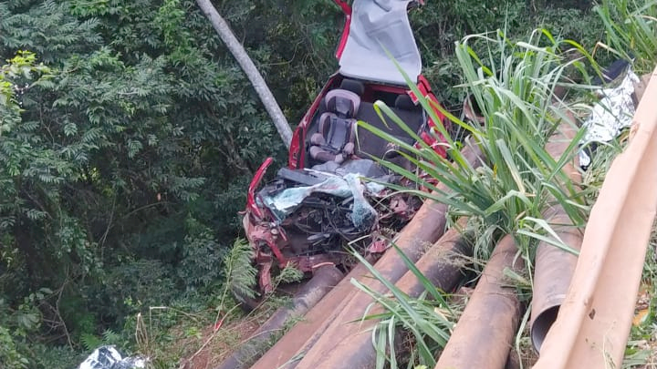 Tubos se soltam de caminhão, na SC-283, e duas pessoas perdem a vida