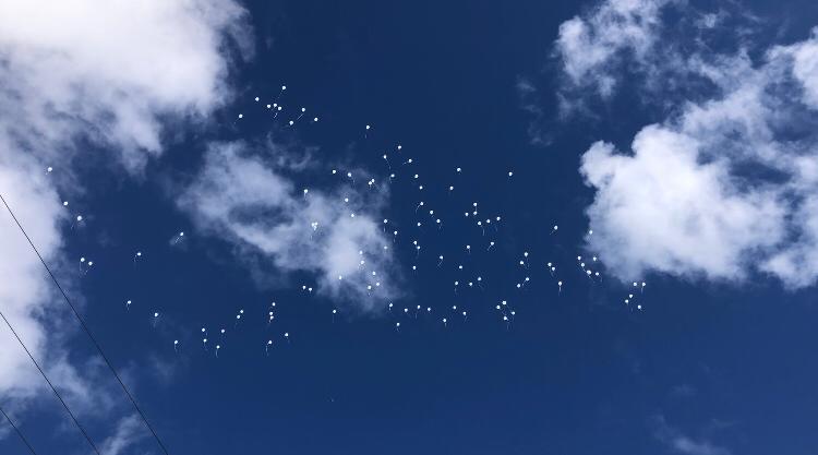 Balões brancos no céu de Camboriú homenageam os 137 anos de histórias e as vidas perdidas por conta do COVID