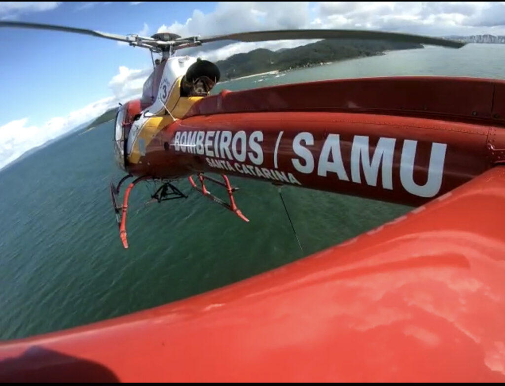 Equipes realizam buscas pelo pescador desaparecido em alto mar