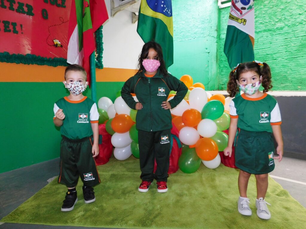 Alunos da rede municipal começam a receber os uniformes escolares em Camboriú