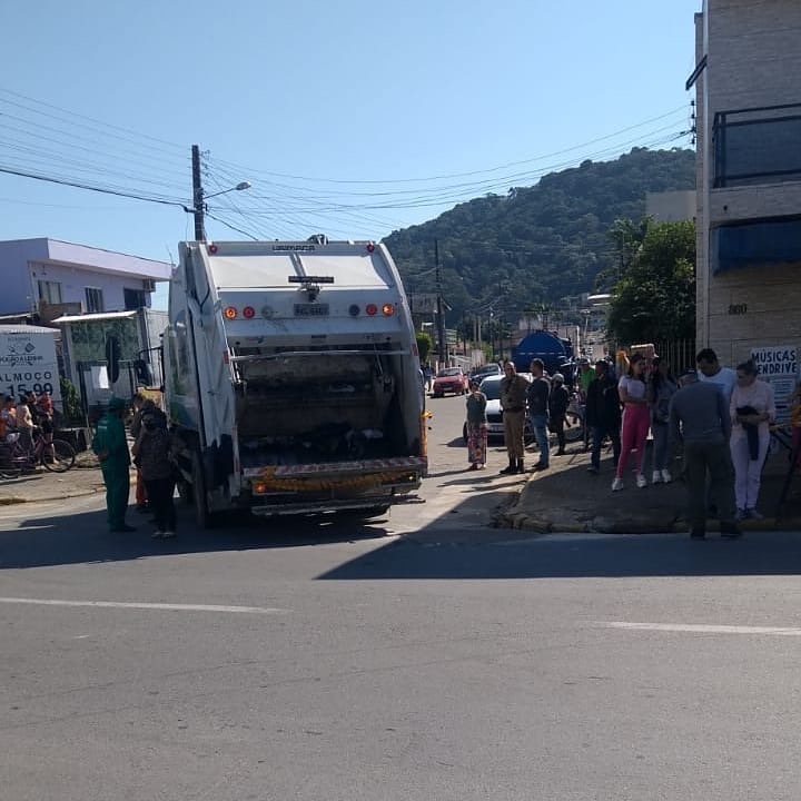 Garoto é atropelado por caminhão de lixo em Camboriú