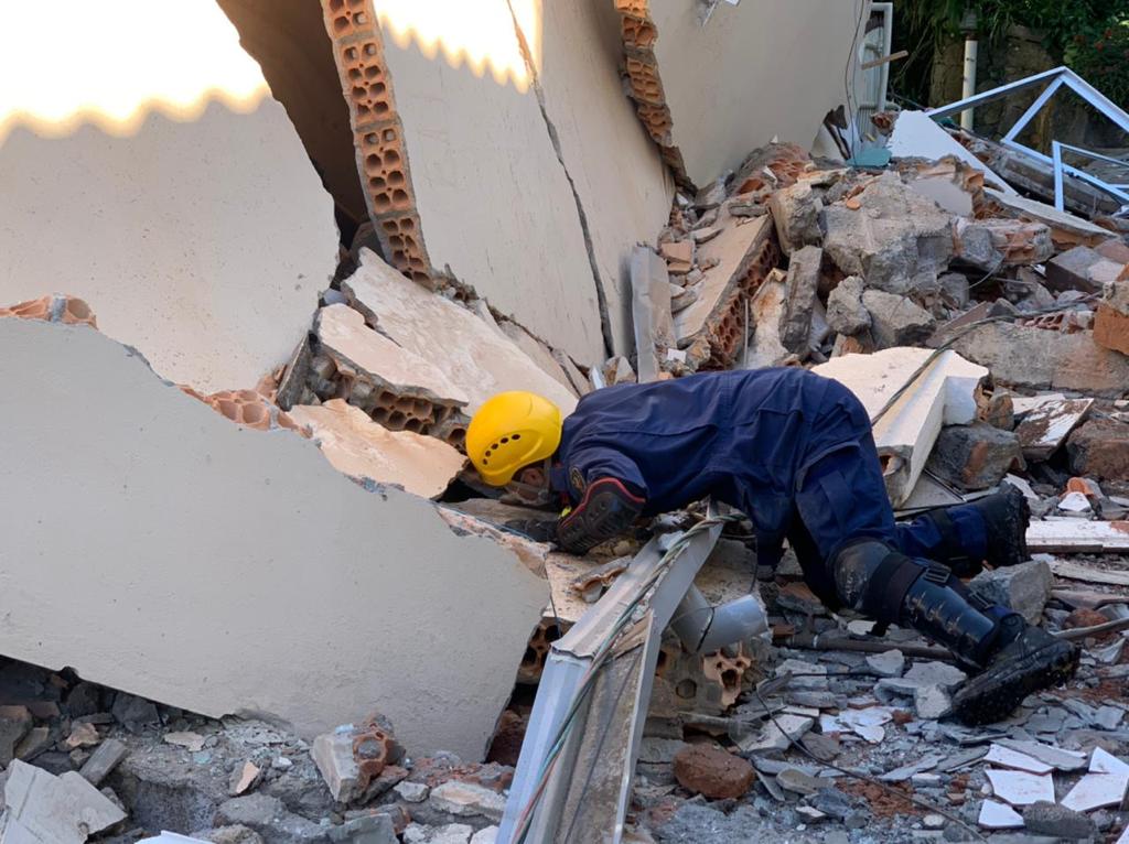 Equipes buscam mulher soterrada após explosão em casa de Jurerê, em Florianópolis