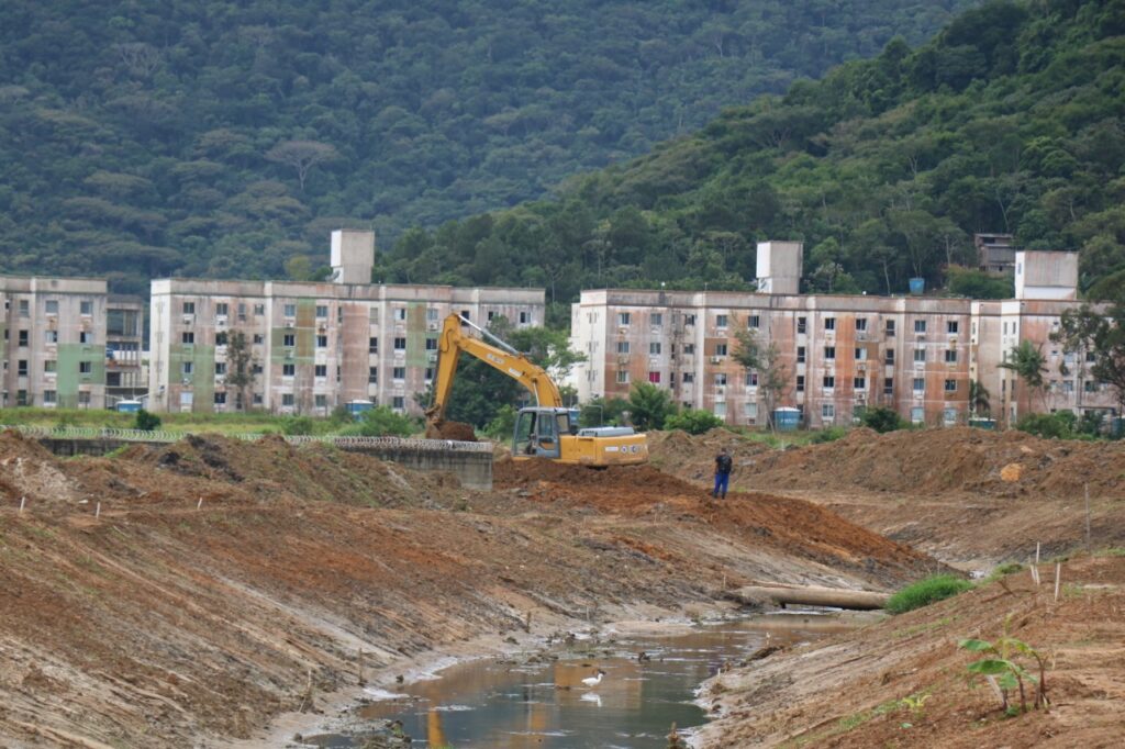 Rio das Ostras está sendo limpo e drenado para acabar com os alagamentos constantes em dias de chuva