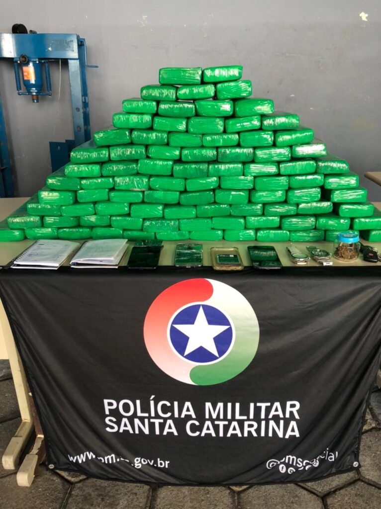 Cerca de 60 quilos de maconha são apreendidos pela PM de Balneário Camboriú