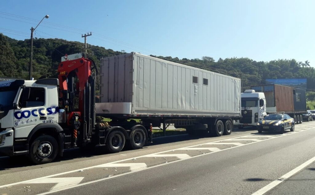 Três contêineres com registro de furtos são recuperados  na BR 101 em Itapema