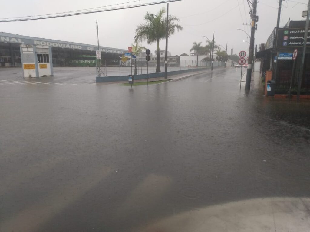 Em Balneário Camboriú polícia  auxilia motoristas em pontos de alagamento