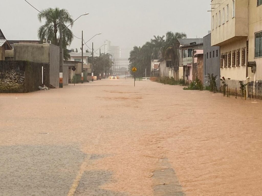 Camboriú em estado de alerta. Muitas ruas já estão alagadas