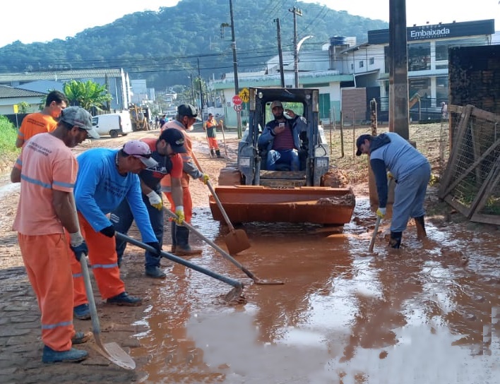 Bairro Monte Alegre passa por limpeza das ruas após inundações do final de semana