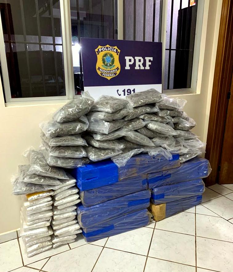 PRF apreende quase 240 kg de maconha e skunk na BR 282 em Maravilha